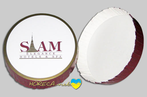 Изготовление брендированных картонных крышек с логотипом для чашек и стаканов для отеля SAM, диаметр - 83 мм, цвета нанесения - бордовый