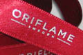 Атласная лента фирменная подарочная для туристической компании Oriflame sweden. 
Атласная лента с нанесением, ширина 15 мм,  номер ленты 079, нанесение - логотип компании Oriflame sweden, тиснение серебристой фольгой, город Киев