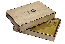 Шоколад c цельными орехами 2 кг в деревянной коробке