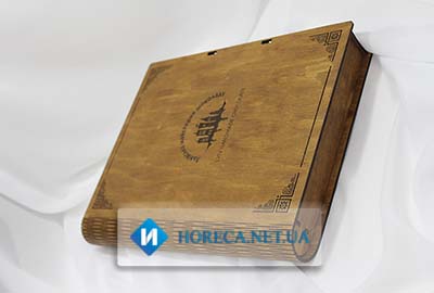 Шоколадная плитка весом 2 килограмма в деревянной коробке
