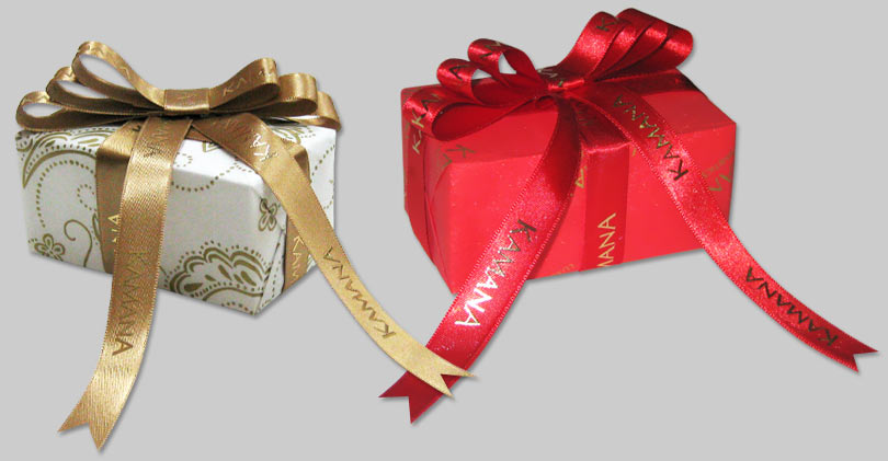 Фирменный подарок с бантом из атласной ленты с логотипом от компании Kamana