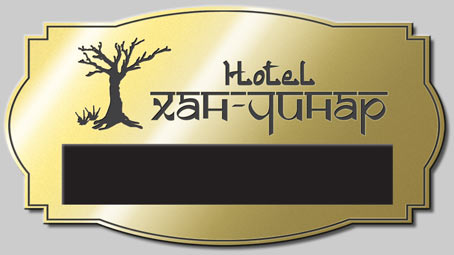 Бейдж пластиковый с гравировкой для отеля Чинар-хан, 74мм х 40мм, фигурной формы, цвет основы - черный, покрытие - пластик золото глянец
